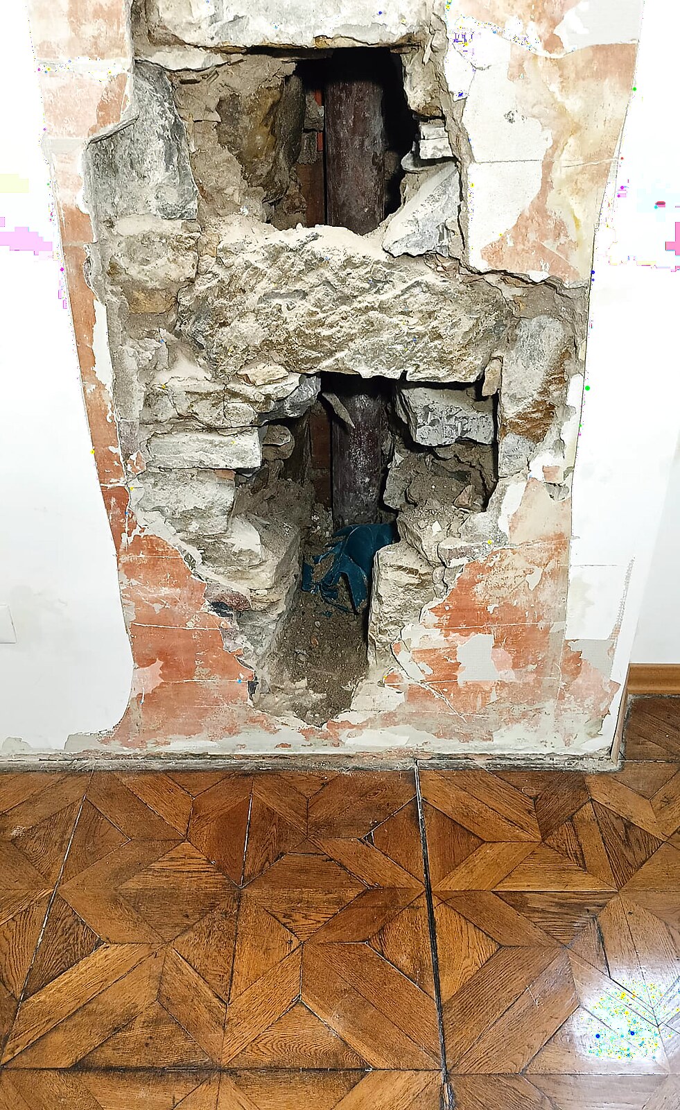 Traccia muraria per nuova colonna di scarico in edificio storico