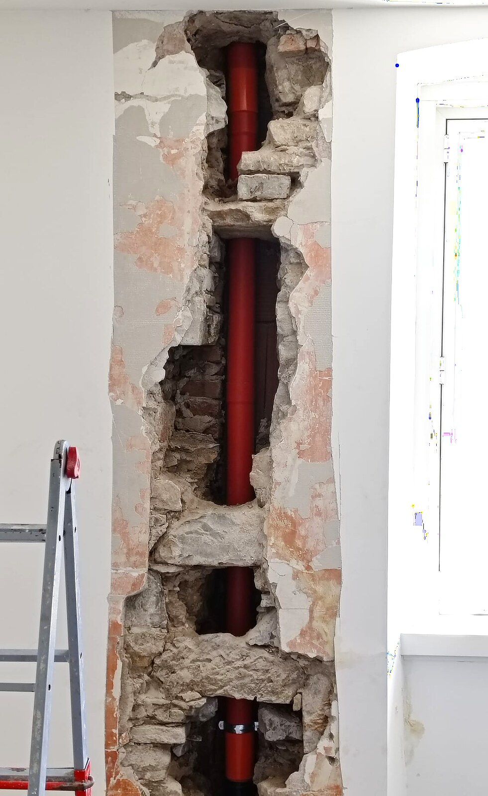 Posa colonna di scarico verticale su muratura in pietra