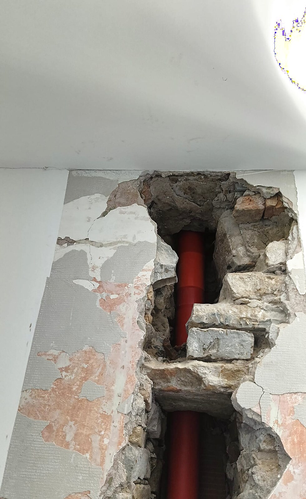 Passaggio dello scarico a soffitto tra i piani